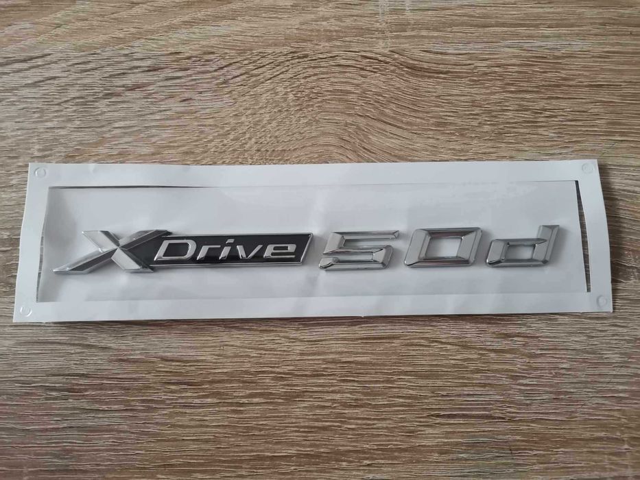 сребрист надпис BMW Xdrive 50d