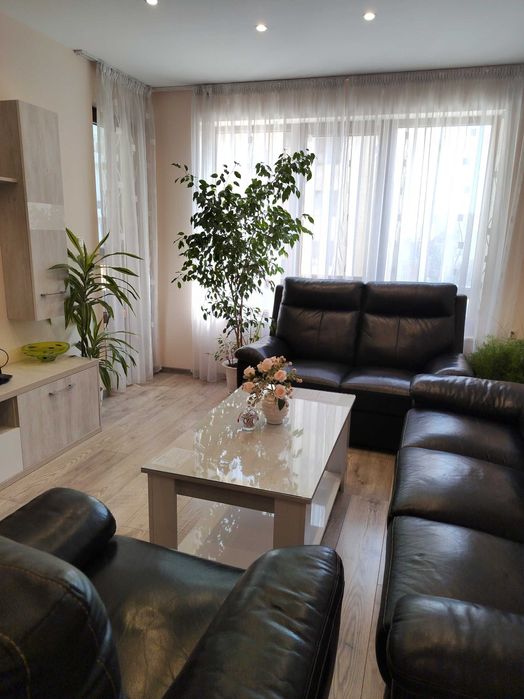 Луксико е с гараж ап.двустаен за нощувки до Гранд мол Лабиринт Фамилия