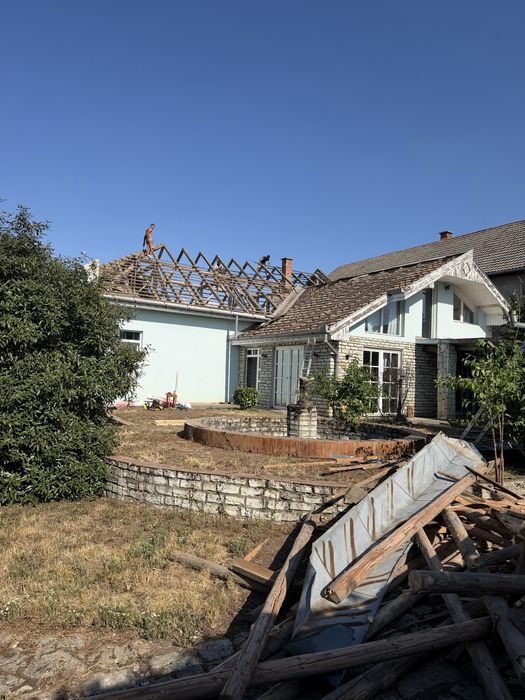 Acoperisuri mansarde tigla metalica veluxurisi reparatii de irgrnta