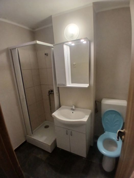Închiriez apartament cu 2 camere