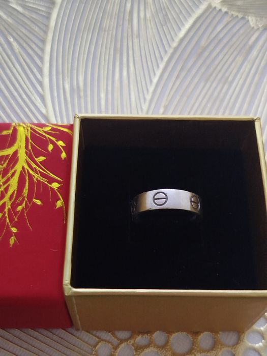 Продается кольцо серебро Cartier носила не много