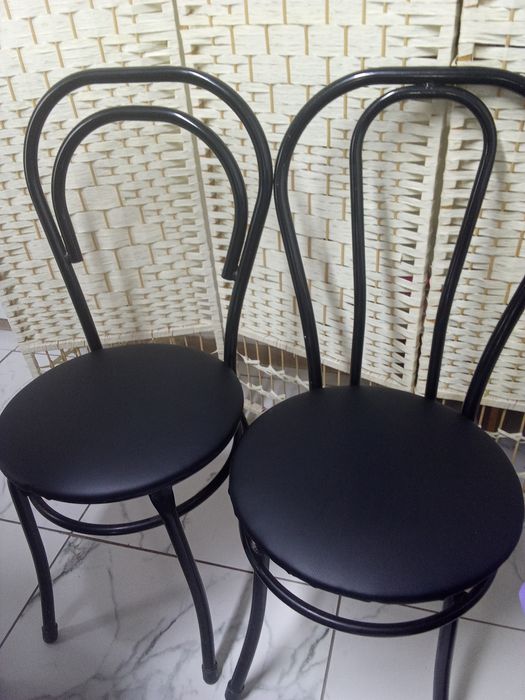Стулья черного цвета