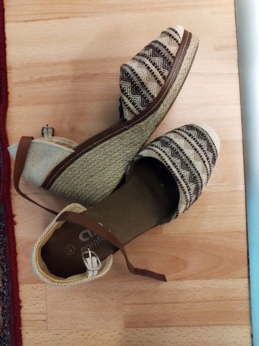 Сандали и чехли по 10 лева.