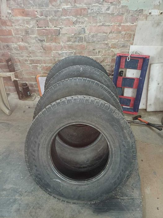 Продам зимние шины 235/75 R15