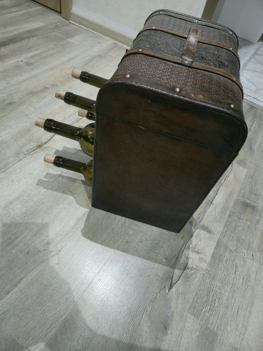 АНТИКА,КУТИЯ,САНДЪК С МЯСТО ЗА ВИНО.                                 .