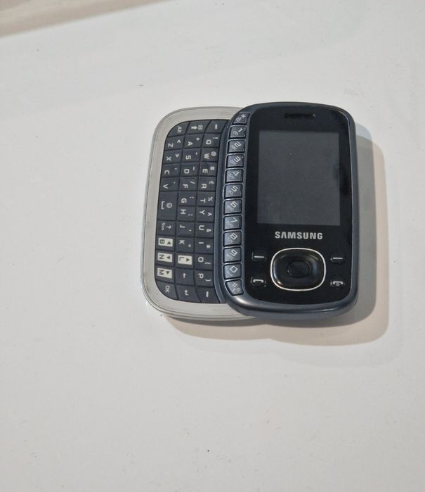 Telefon cu tastatura laterala fara capacul de la baterie