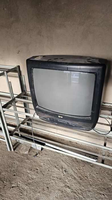 Телевизор LG в рабочим состояние