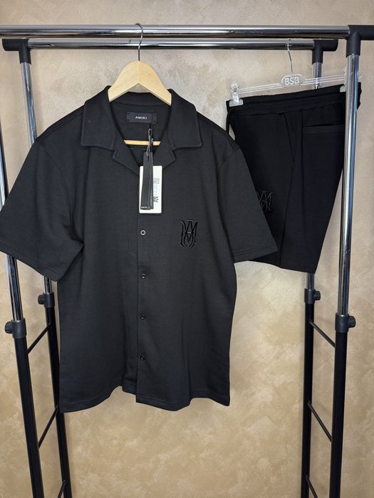 Compleu Amiri cu pantaloni scurți și tricou