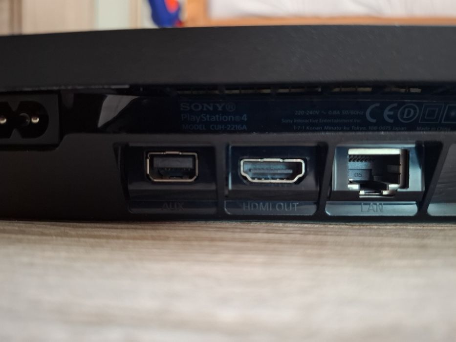 Ps4 slim CUH-2216A 500GB, 2 manete dualwave(originale),căști JBL quantum 200(pentru manete)+8 jocuri