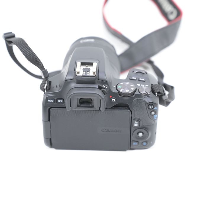 Canon EOS 250D + Obiectiv 18-55 mm