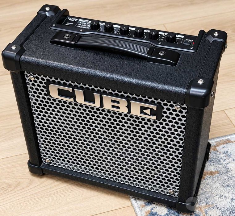 Roland CUBE-10GX Комбоусилитель, 8'', 10Вт