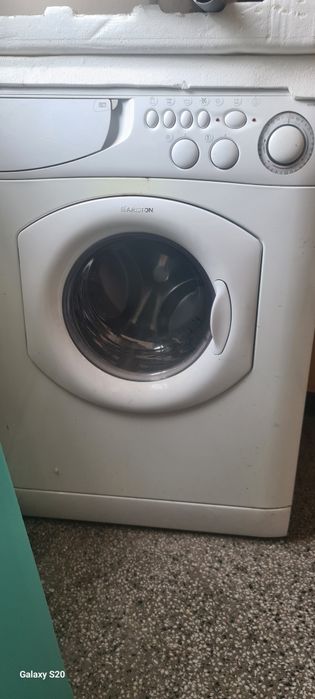 Пералня ARISTON хубава