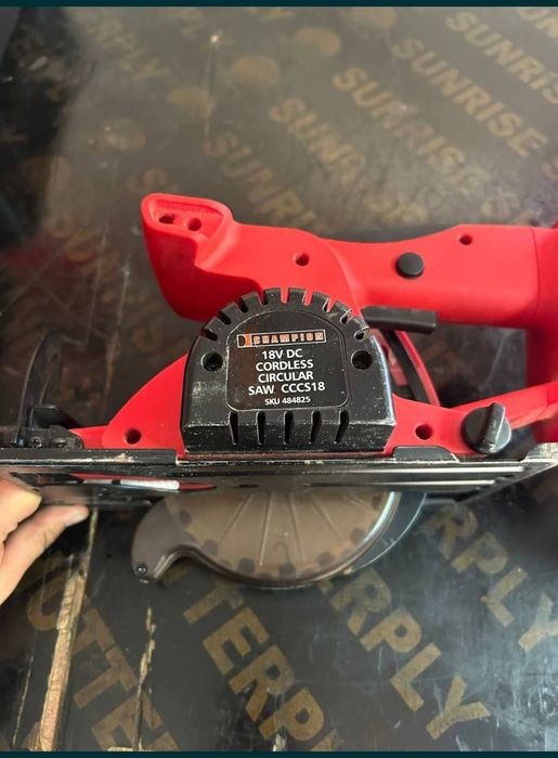 Ръчен циркуляр на батерии внос от Англия перфектно състояние