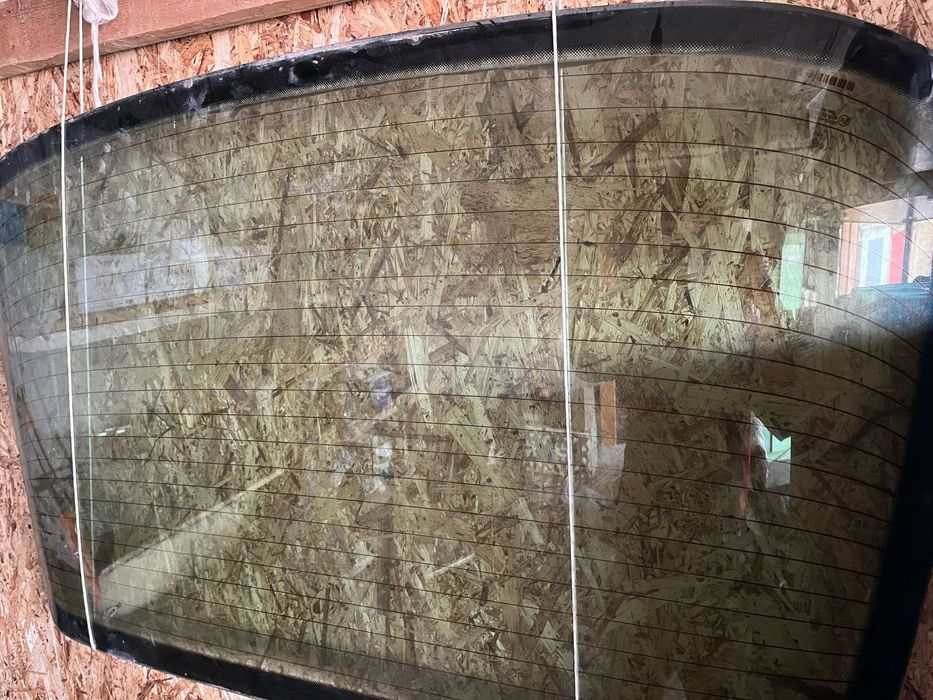 Продам боковые стекла Мерседеса