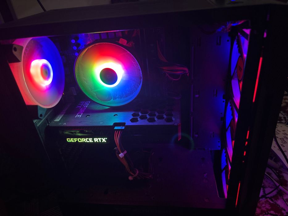 Игровой компьютер с клавиатурой