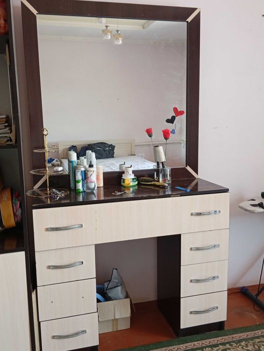 Yotoqxona mebeli, kitob javon, dars stoli sotiladi