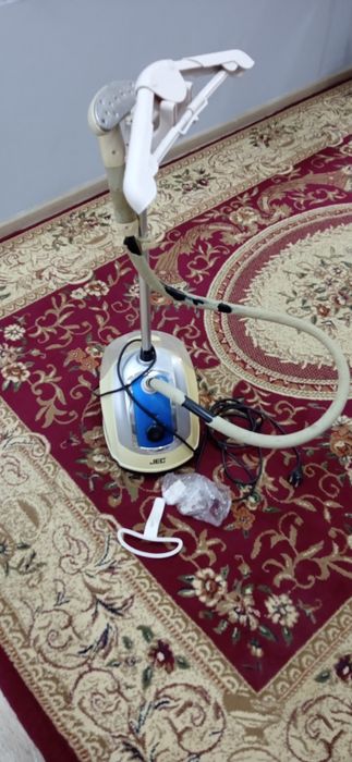 Паровой утюг для выглаживания костюмов,платья.