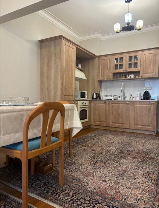 Дава се под наем Тристаен апартамент в София, Център - 74 кв.м за 1100 € - Снимка #2