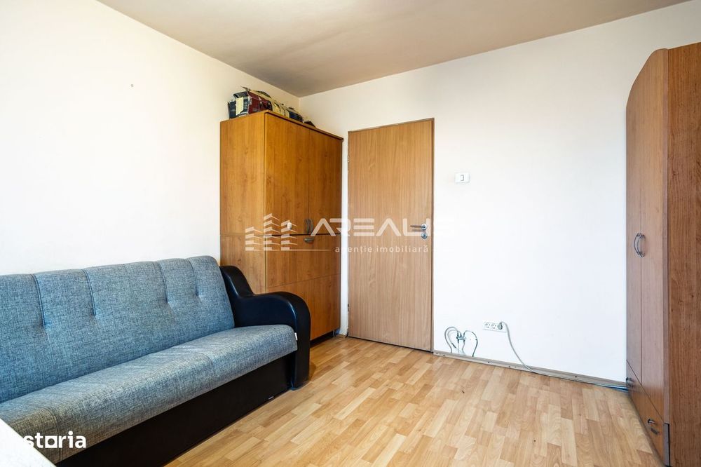 De închiriat -Apartament 3 camere, decomandat, zonă centrală