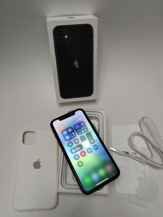 iPhone 11 с документами.