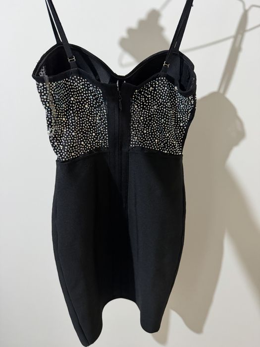 Бандажна рокля с камъни чосто нова