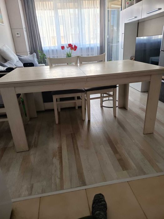 Трапезна разтегателна маса 90/160 и 4 стола. В много добро състояние дърво. Масата е 195 €, а столовете 4 х 20 €. Може и да се закупят отделно.