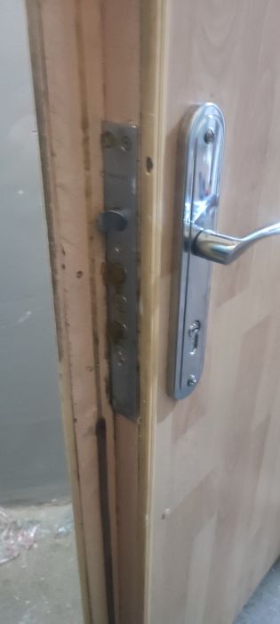 Установка замков в металлические двери