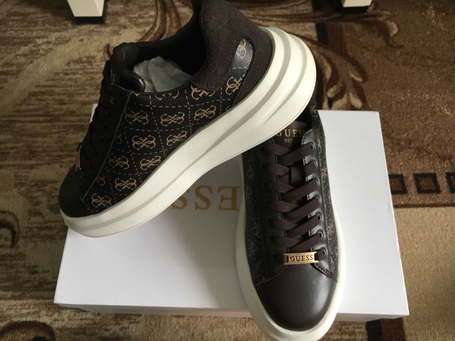 Мъжки спортни обувки - GUESS