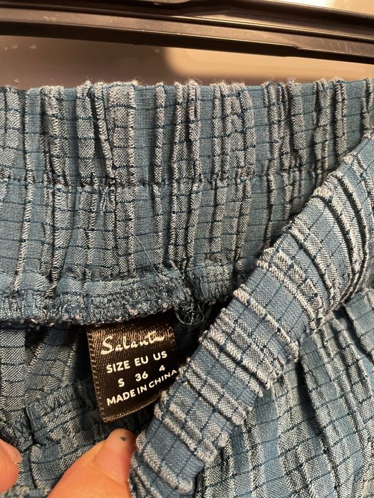 Pantaloni largi si de satin