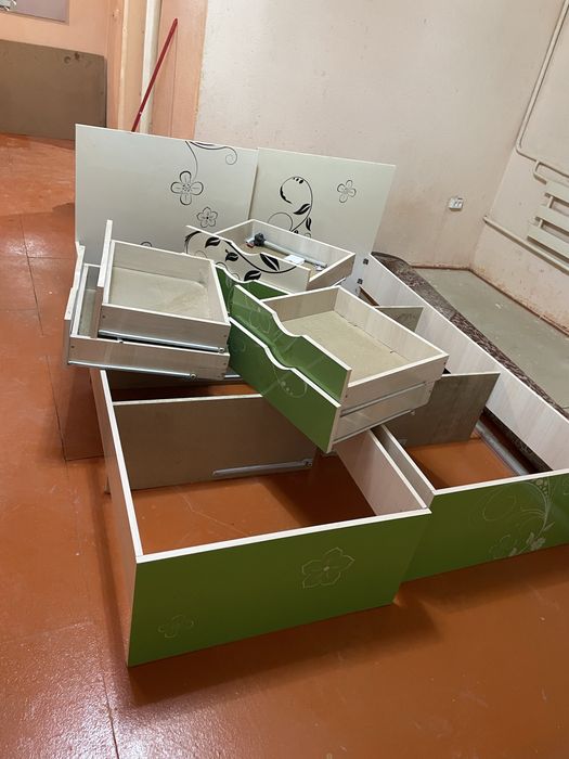 Мебель,холодильник,шкаф,кравать,газ плита.