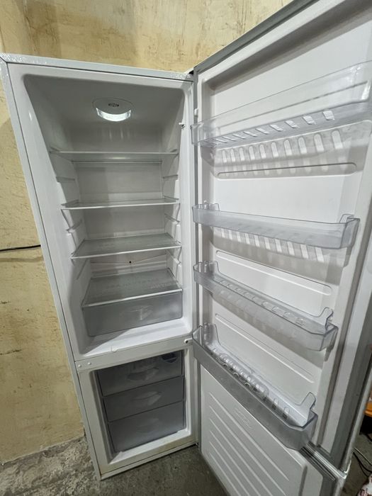 Lg muzlatgichi sotiladi srochniyga!