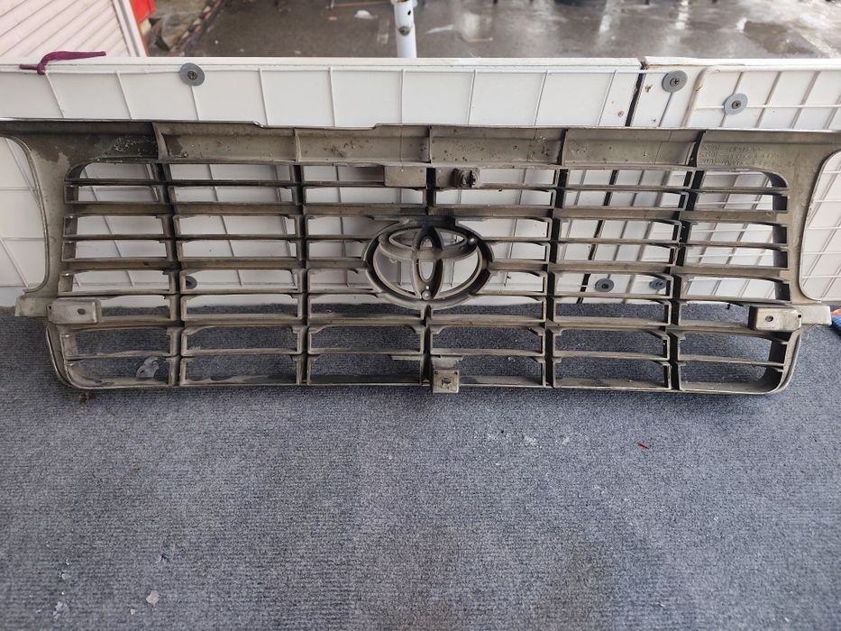 Решетка радиатора Toyota Land Cruiser 80 (Оригинал)