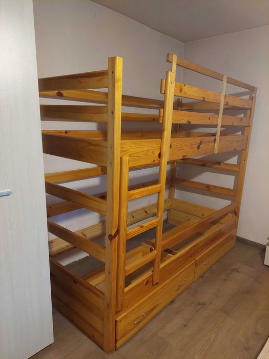 Продавам двуетажно детско легло