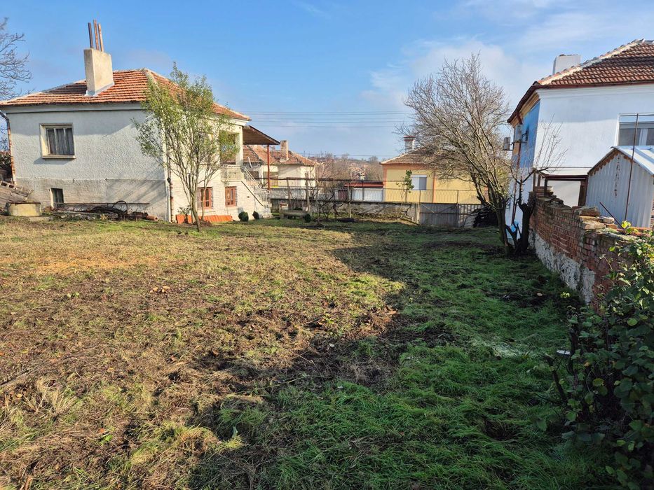 Двуетажна къща с двор