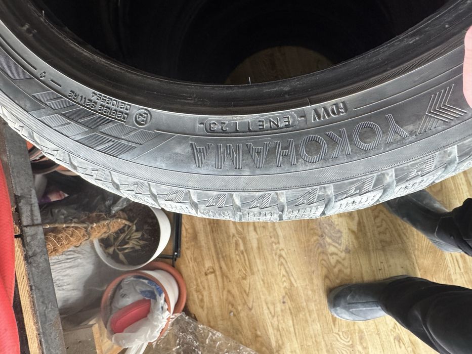 Продам шины 235/45/18