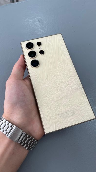 S24 ultra
Экран целый, каме