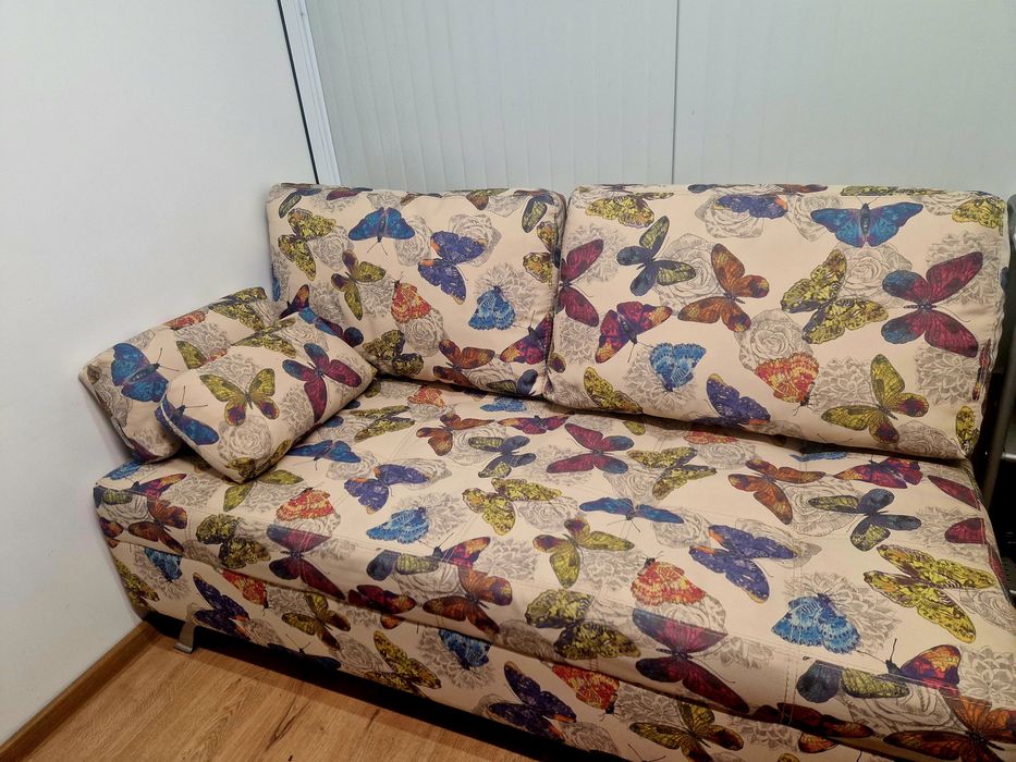 Поръчков диван с пеперуди