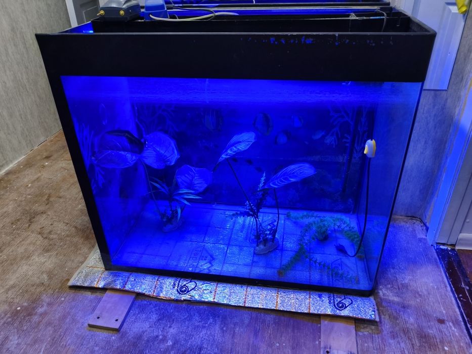 Срочно продаётся аквариум 300 литровая