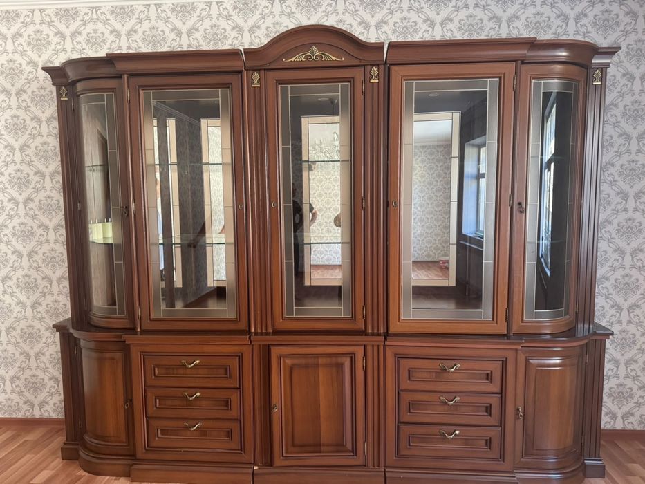 Витрина/Сервант с зеркалами в отличном состояний