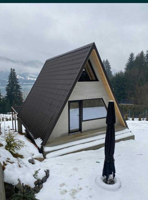 Case pe structura metalica învelite cu panouri sandwich