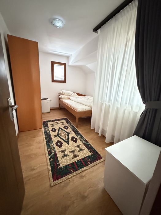Cabana cu foisor si loc de joaca pentru copii