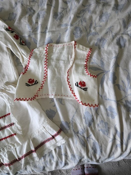 Costum popular , lucrat manual