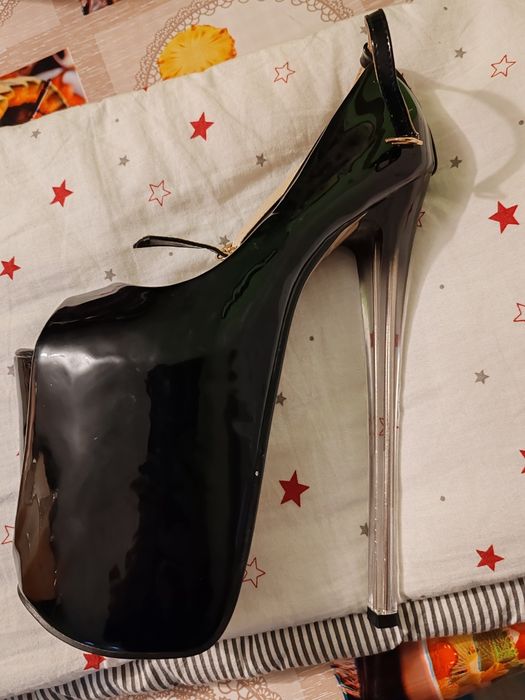 Vând perechii sandale