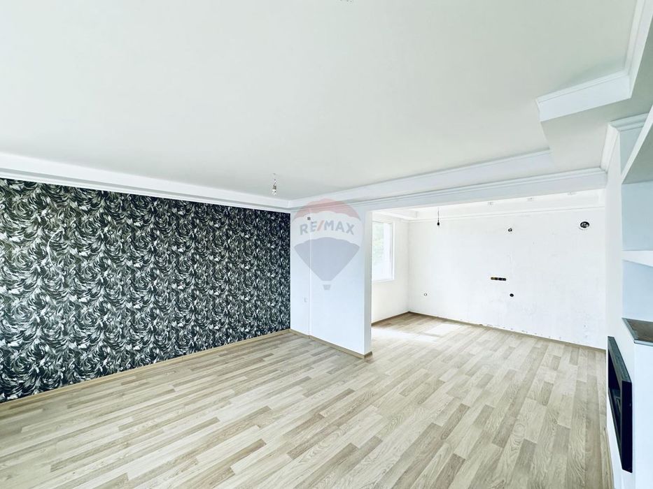 Тристаен апартамент до морето и крайбрежната ивица за продажба, гр. Б