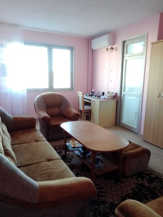 Дава тристаен апартамент под наем до медицинския университет