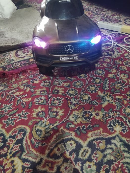 Машина для ребенка почти новая