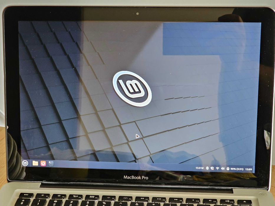 MacBook Pro 13 inch A1278 (Late 2011) | intel i5 2435M 4x3.00 Ghz | 8GB RAM | 240GB SSD | 80% Battery | Linux Mint Cinnamon