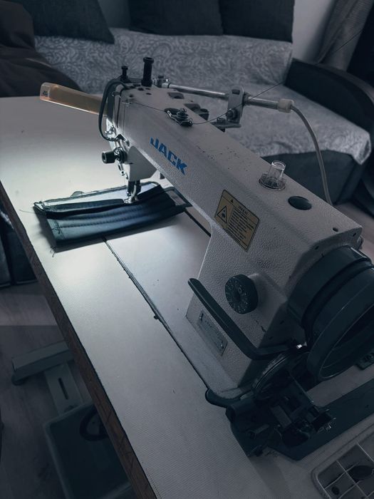 Vând mașină de cusut