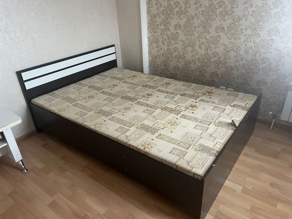 Кровать (2 м на 1,4)