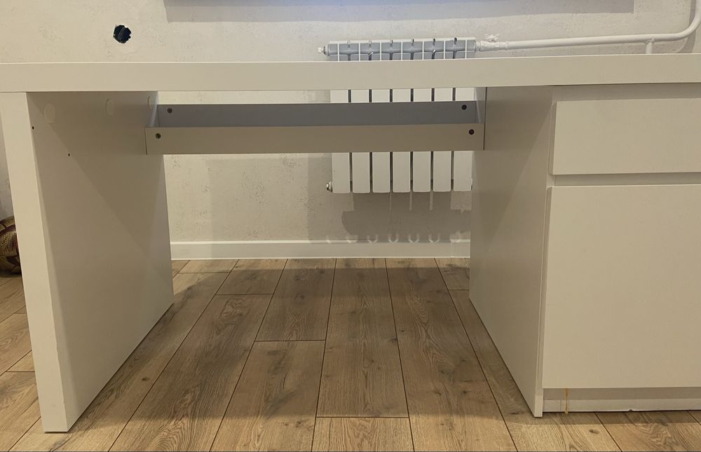 Стол письменный.